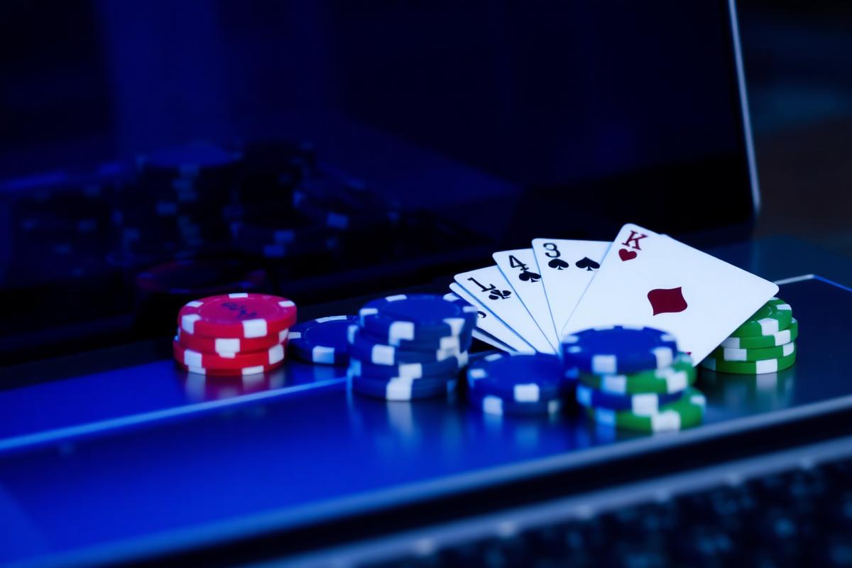 Poker online cresce no Brasil: torneios garantem prêmios milionários